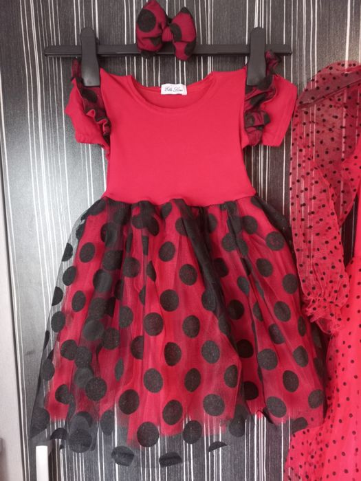 Червени роклички с черни точки /Калинката и черния котарак