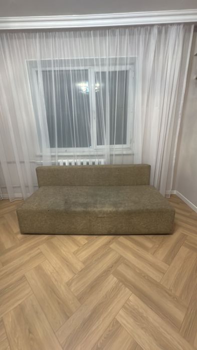 Отдам диван. Старый