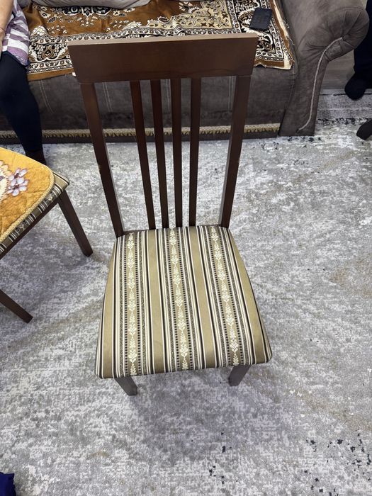 Продам стол со стульями. Торг возможен