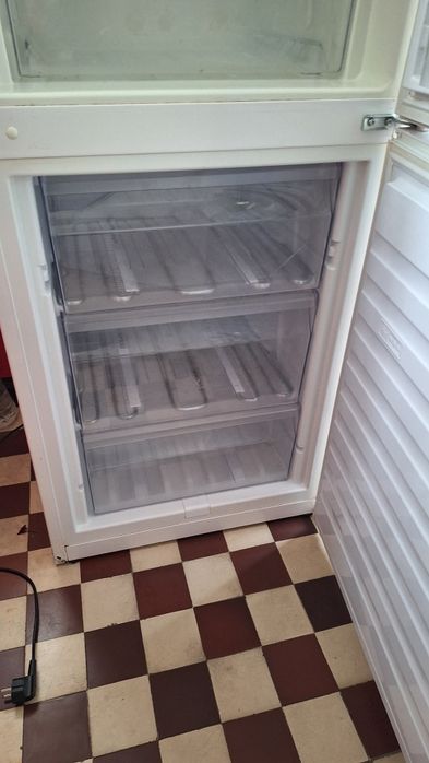 Frigider pt piese de  schimb marca Whirpool are 2m înălțime 60x60