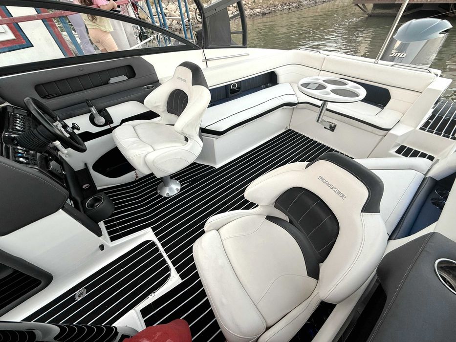 Rinker Q5.Yamaha 300cp.Tower black