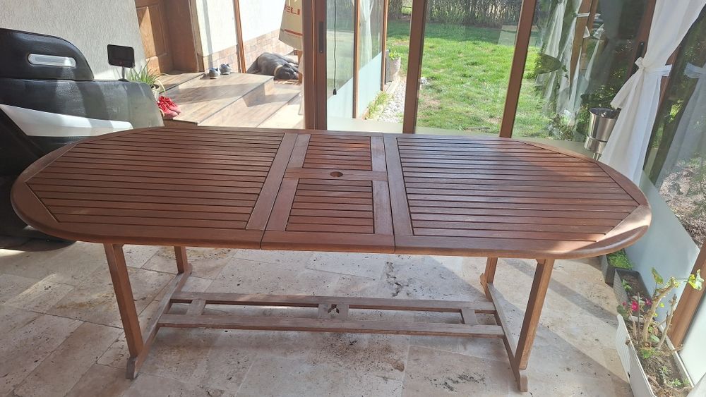 Дървена градинска маса