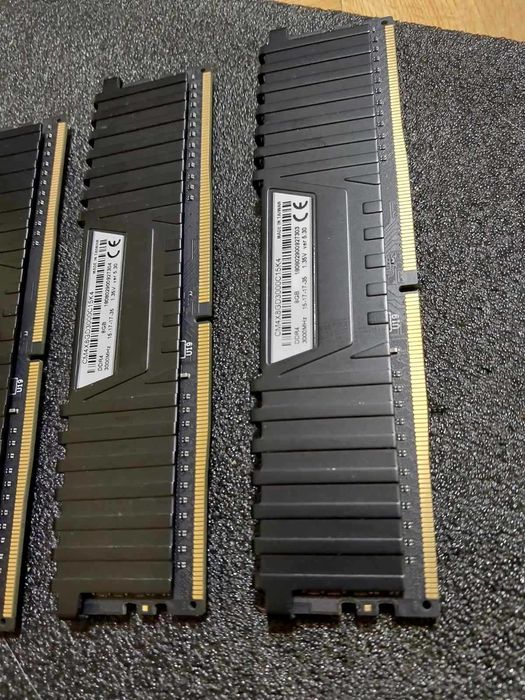 16GB 3000Mhz CL15 - Corsair Vengance LPX
