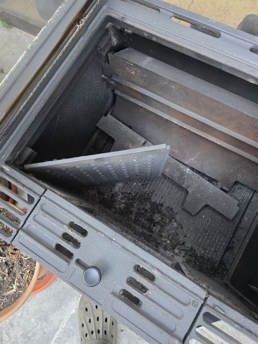 Focar șemineu fontă , foarte puțin folositeficiență calorică ridicată. stare perfecta, grătar, placa de fontă .