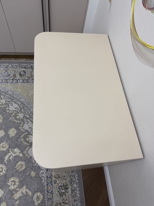 стол письменный бежевый