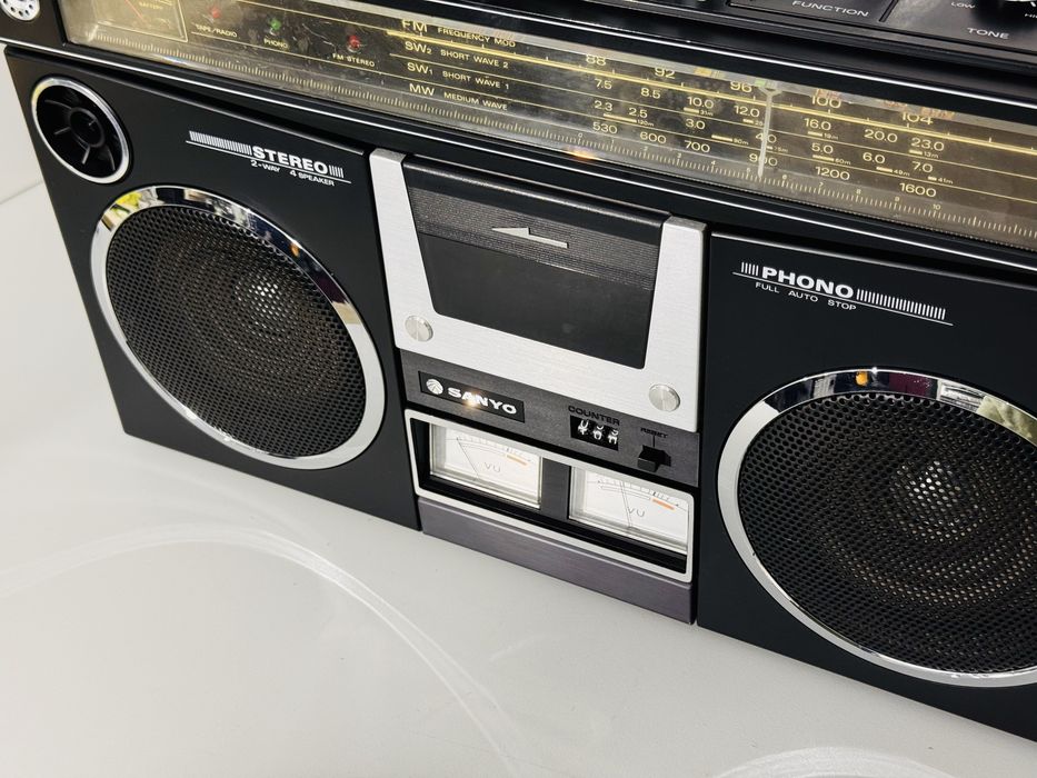 Boombox/radiocasetofon SANYO M4500KE ,vu-metre,sunet foarte bun,Japan