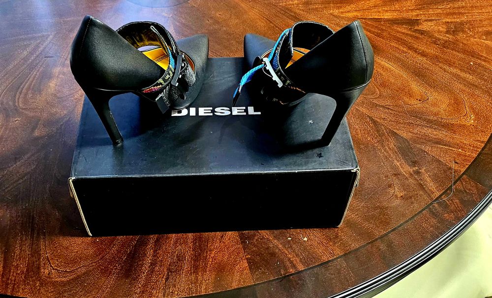 DIESEL дамски черни обувки на ток, с Регулируеми цветни каишки.