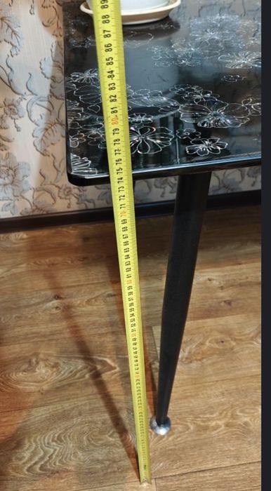 Продам стеклянный стол