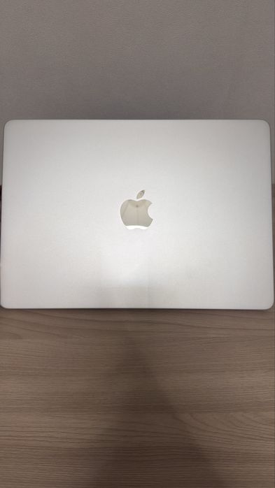 Хочу продать Apple Macbook M2 в цвете - Серый Космос (Space Gray).
