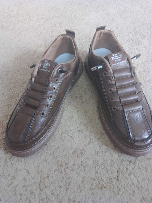 Кроссовки осенние