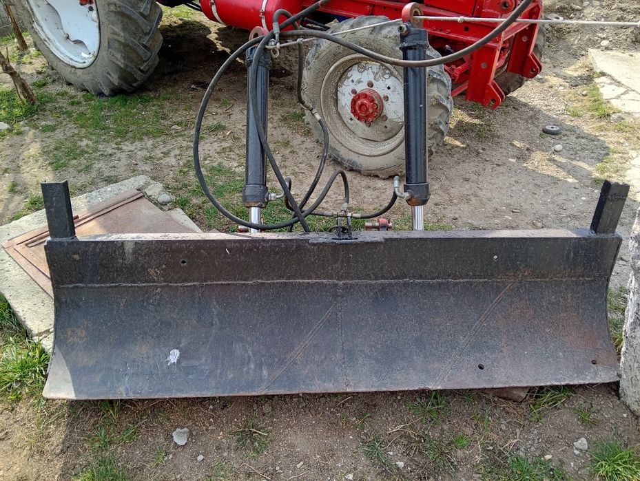 Vând lama tractor .