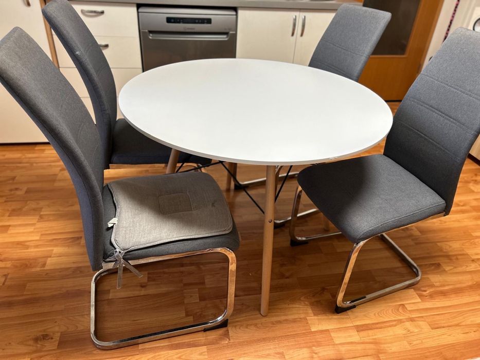 Masa dining/bucatarie