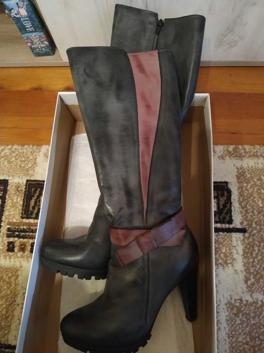 Ботуши от естествена кожа.