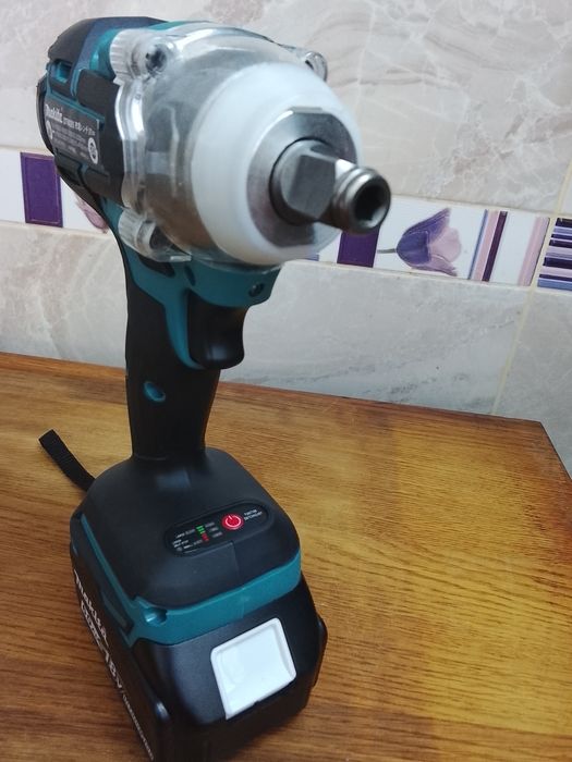 Înșurubat cu impact Makita DTW 285 cu o baterie de 6a Nou