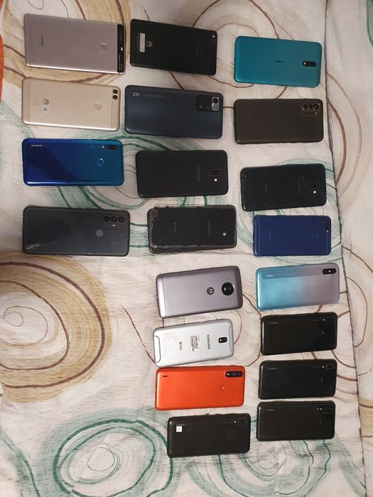 Vând telefoane defecte