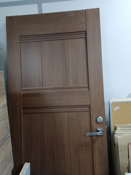 Коричневая дверь
