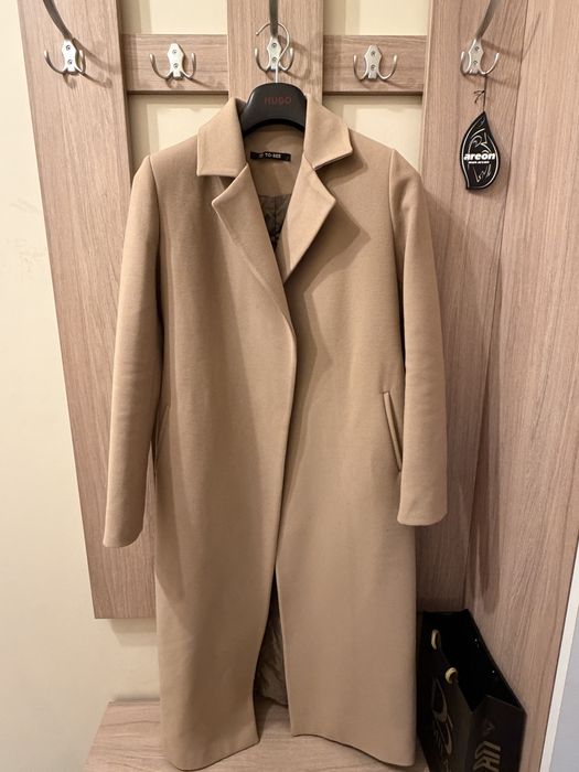 Дълго право кафяво палто