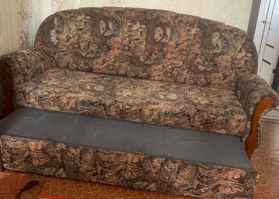 Продам хороший диван с креслами