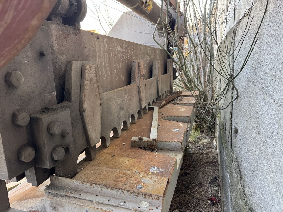 Гилотина за стоманена ламарина