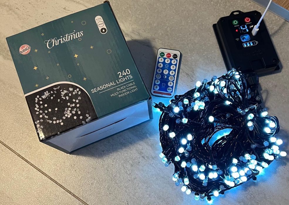 Instalatie pom de Craciun cu 240 beculete