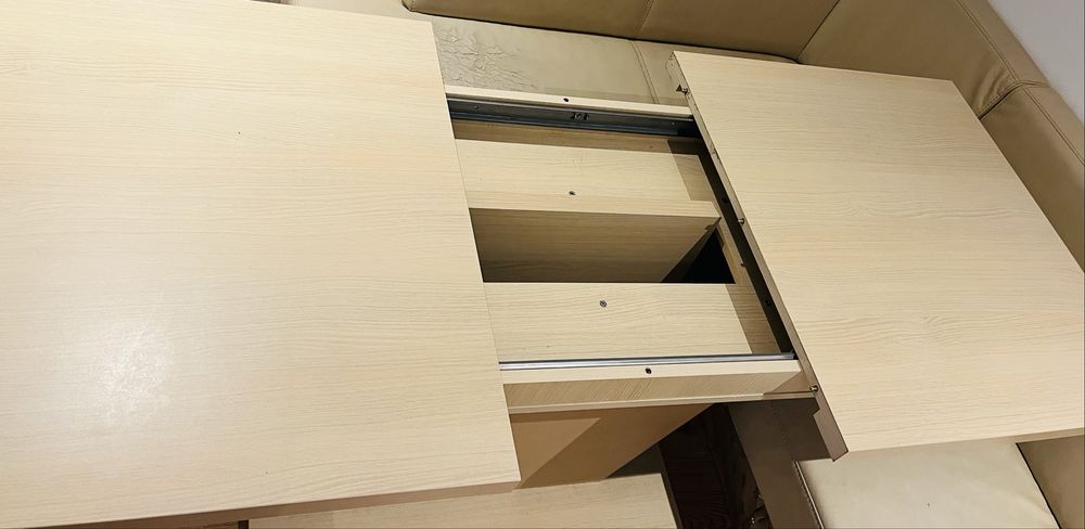 Set living/ bucataria coltar, masa si taburete