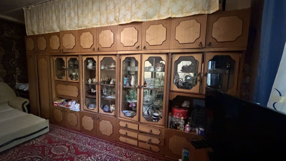Продается стенка всязи переездом