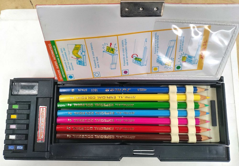 Несесер за моливи за ученици от гимназията от 60-те години на миналия век, който само много заможни семейства можеха да си позволят.