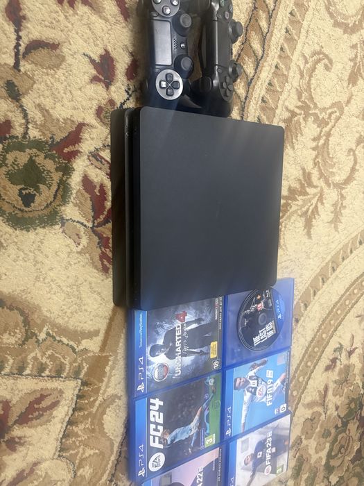 Прадам Ps4 в хорошем состояний с играми с двумя джойстиками