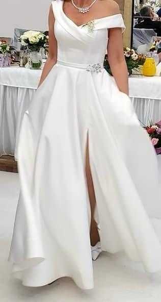 vand rochie de mireasa, superba , agrafa de par