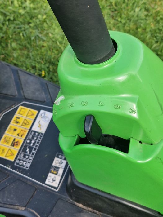 Tracroras tuns iarba, gazon