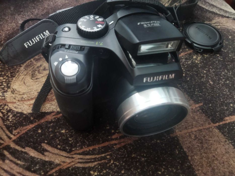 FUJIFILM FinePix S5700 Digital Camera