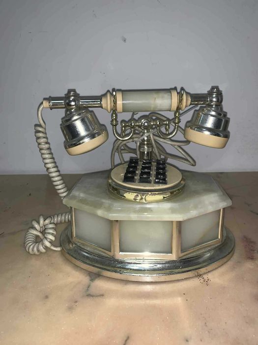 Telefon vintage cu butoane in stare de functionare