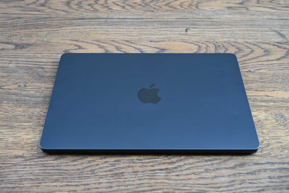 MacBook Air 13″ M2 / 16 GB RAM / 256 GB SSD /neutilizat, 5 cicluri bat