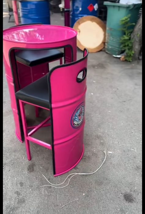 Masa cu 2 scaune metalice care se închid inul în altul mai multe culor