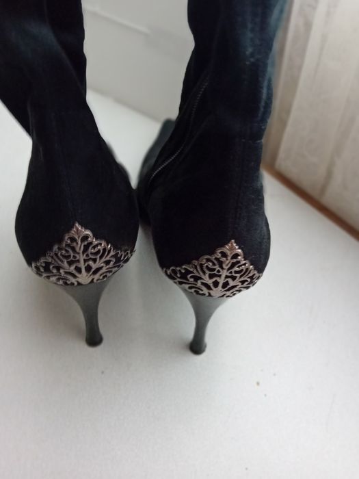 Луксозни  ботуши 39 номер. Нови  обувани два пъти .Кожата е набук, кр