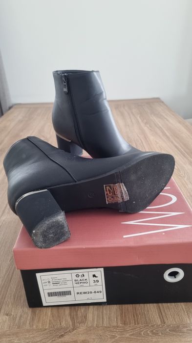 Черни боти с ток