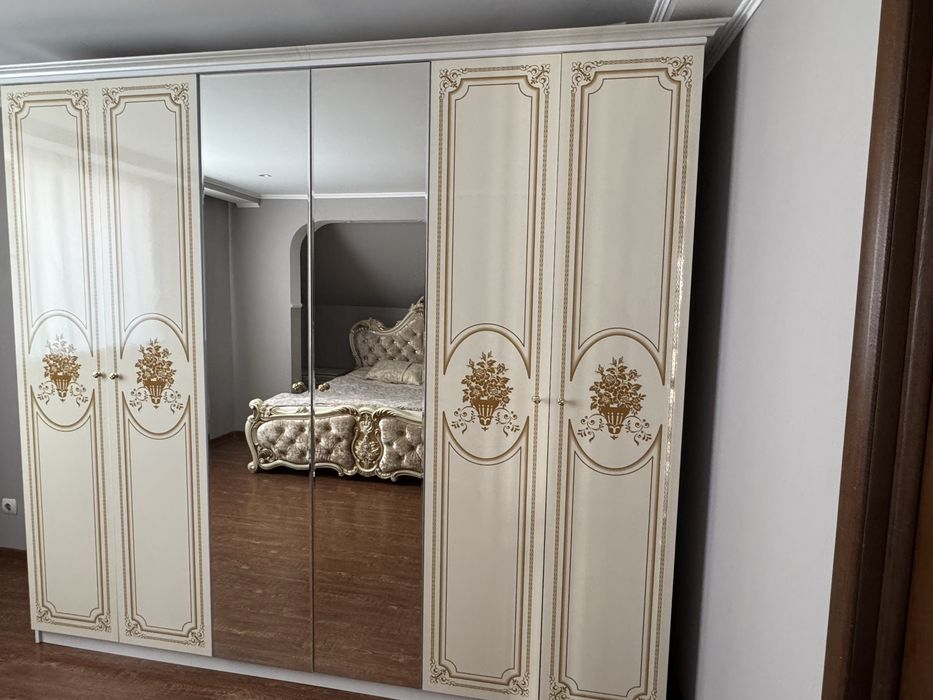 Шифоньер , комод с зеркалом , прикроватные две тумбочки