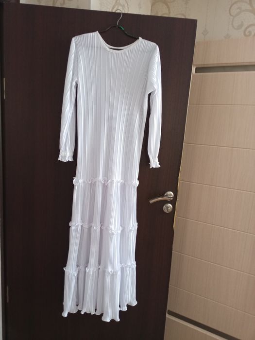Платья белый . материал плессировка