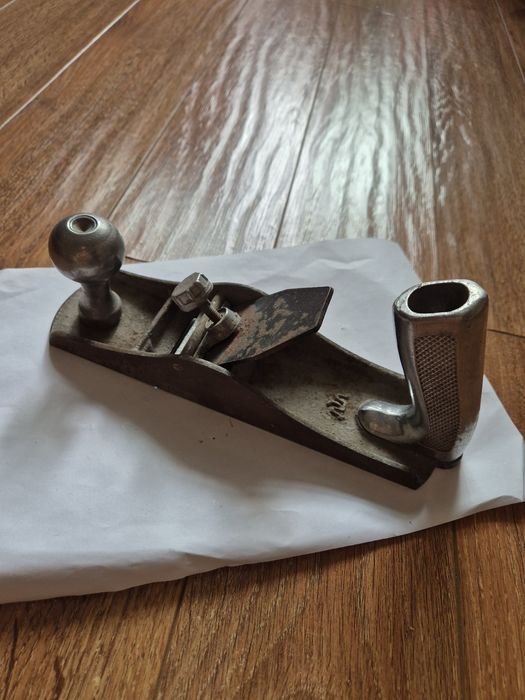 Продаются:  тиски, рубанок