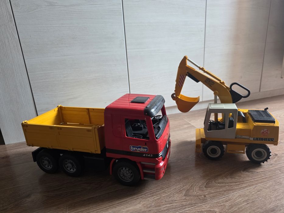 Техника Bruder и Liebherr