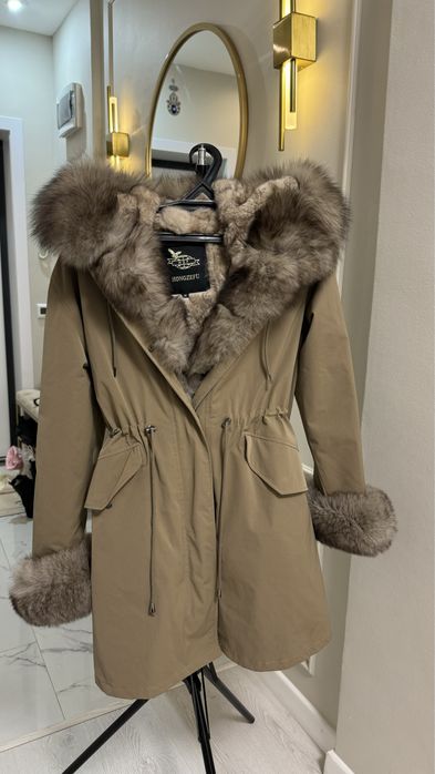 Продам парку бежевую практически новая