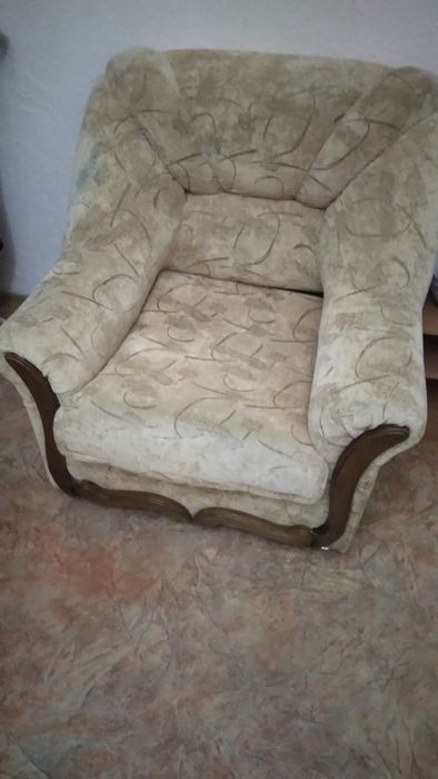 Отдам диван и кресло состояние среднее