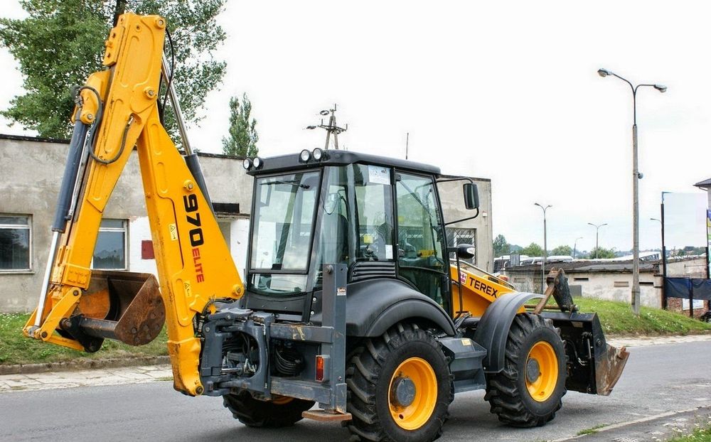 Închiriez buldoexcavator cu picon, furci și cupe