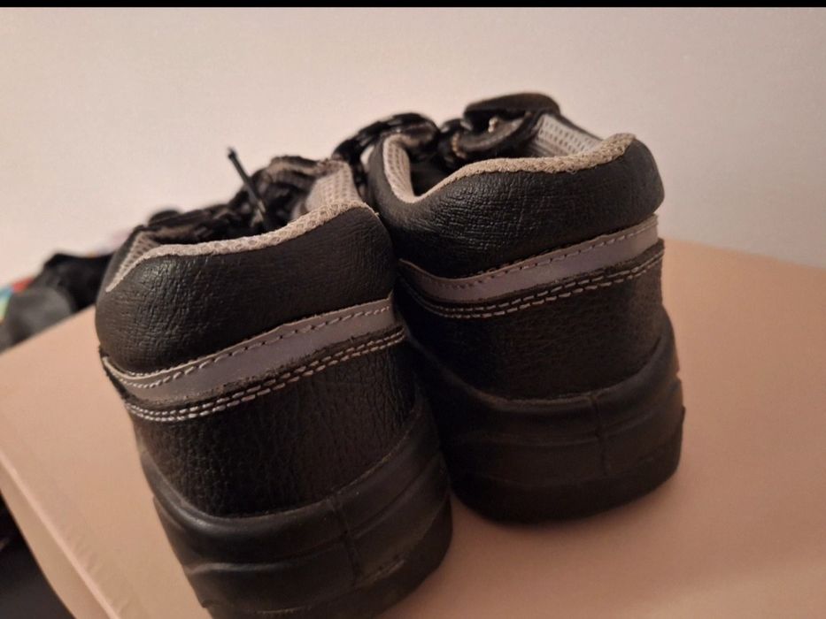 Bocanci cu protecție metalică