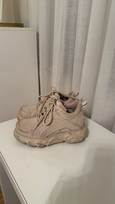 Обувки на марката Buffalo