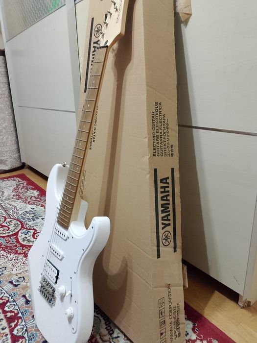 Электрогитара"Ямаха"