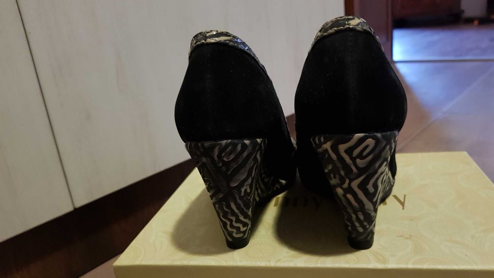 Официални обувки в черно и елегантна платформа