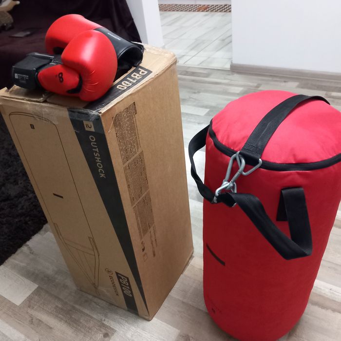 Vând sac de box 14 kg si manusi marimea 8