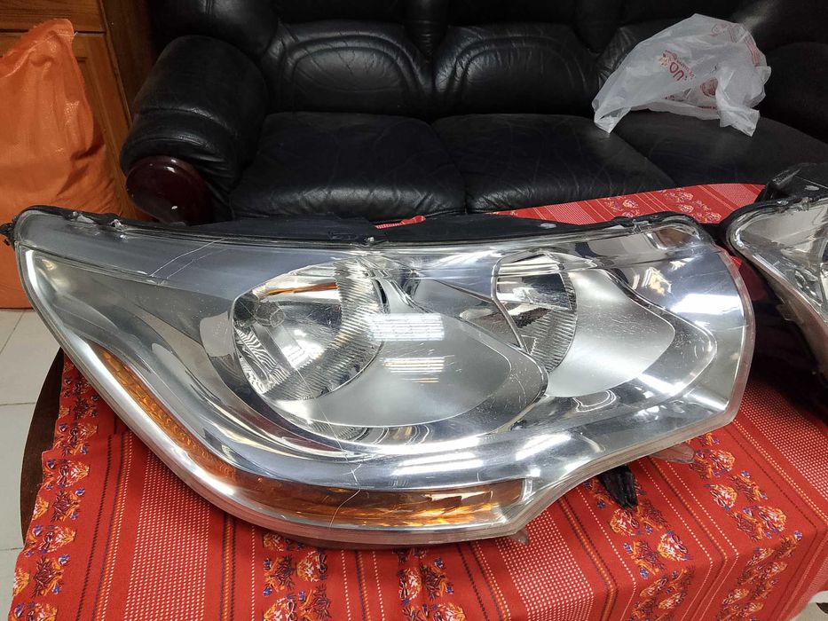 Продавам фарове citroen c4 2013 година