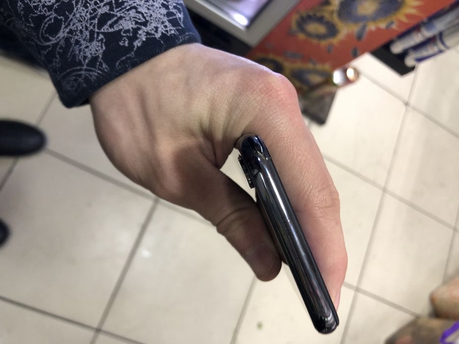 Iphone x srochna sotiladi